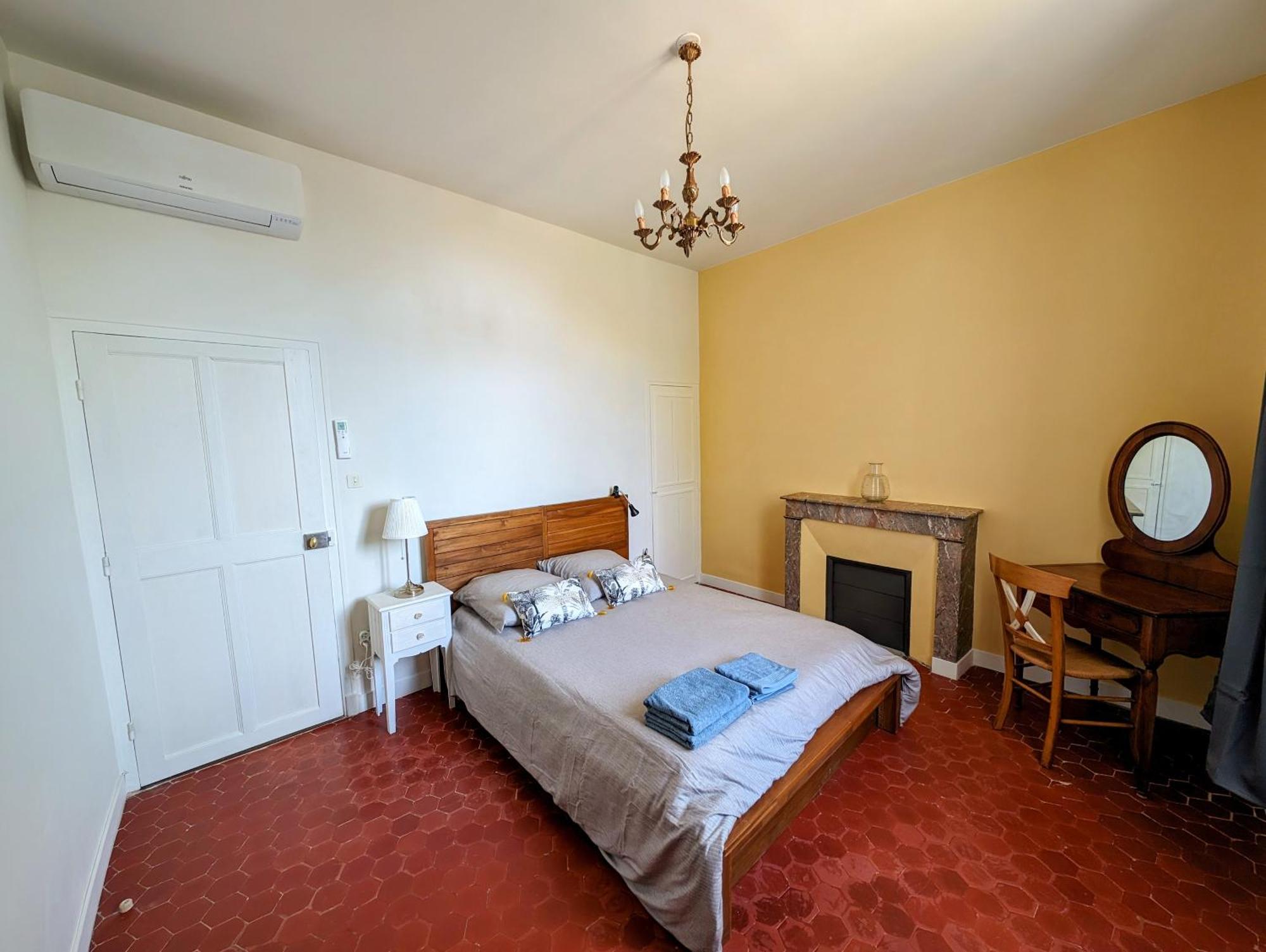 Maison De Style Tout Confort, Position Ideale, Avec Clim Et Petit Exterieur Orange  Buitenkant foto